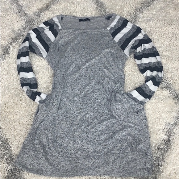 Grey black white blouse. covers butt - Picture 4 of 4